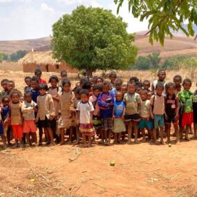 Groupe d'enfants d'un village bénéficiant du programme "5 écoles"