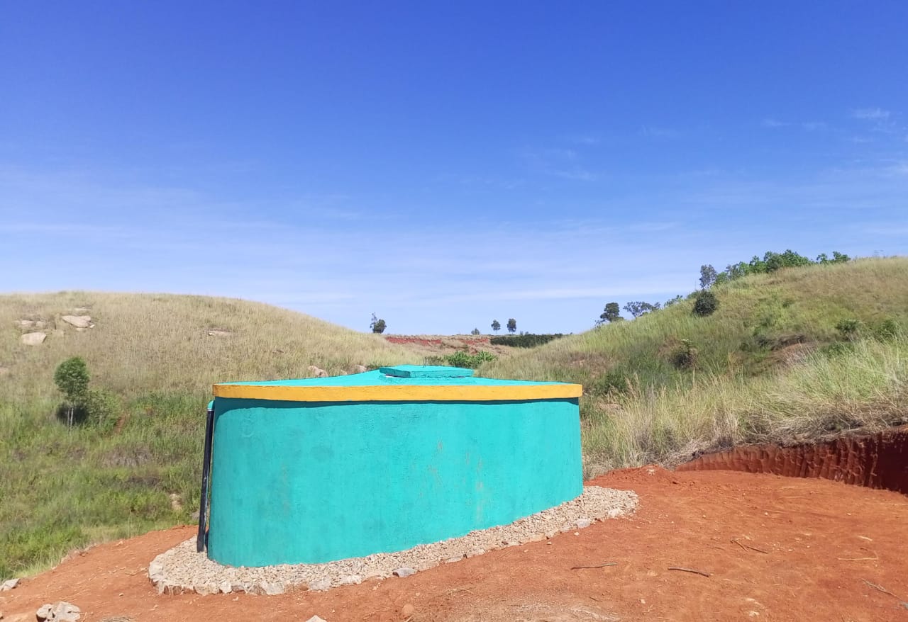 Chateau d'eau de Tsaramody finalisé et peint aux couleurs de DEFI